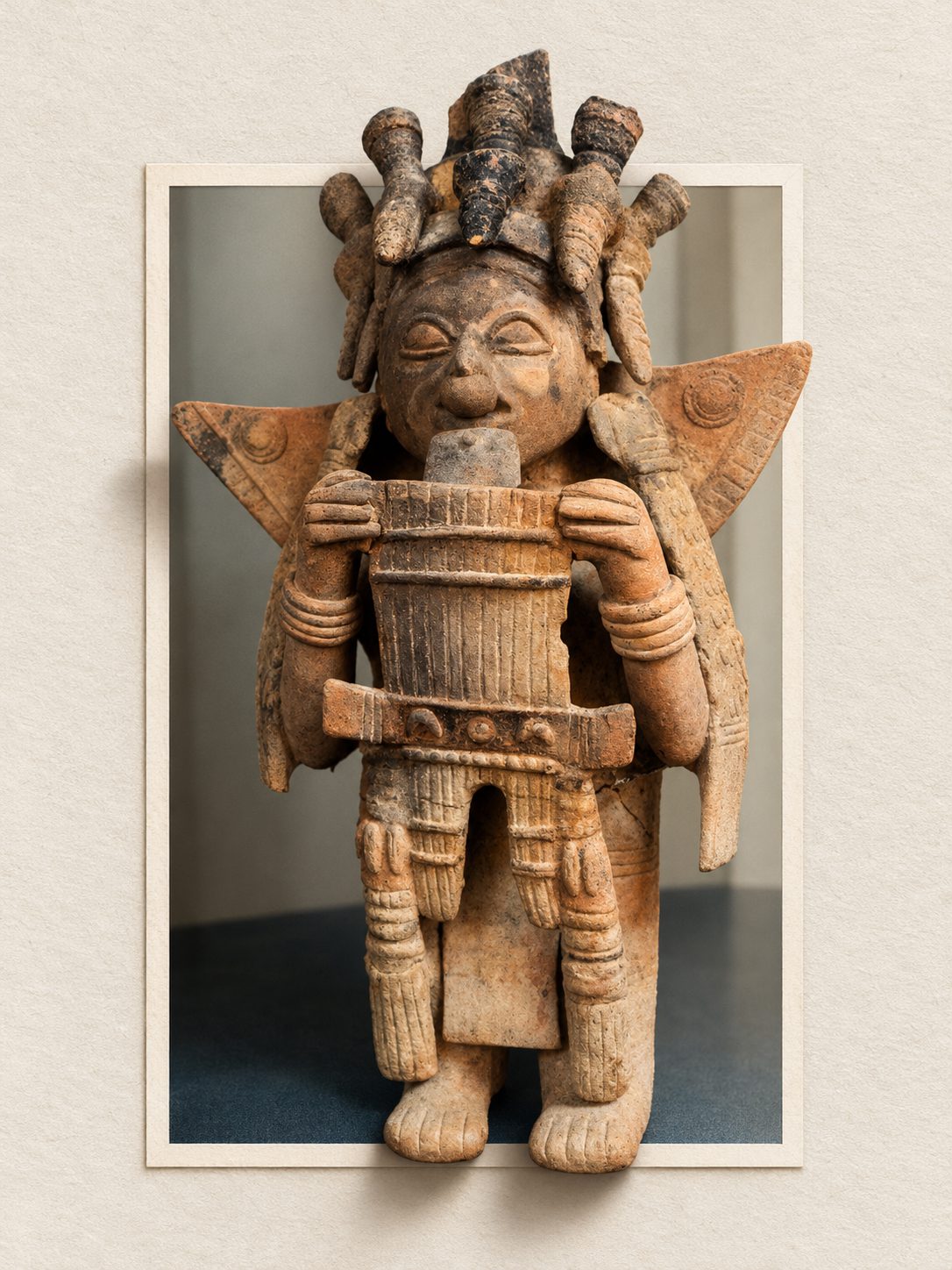 Figura antropomorfa de personaje sentado sobre un banco ritual